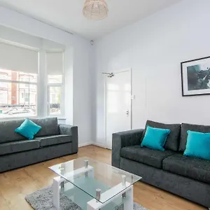  Holiday home Spacious 4 Bed With Parking Near City Centre - 184 Gregory House United Kingdom